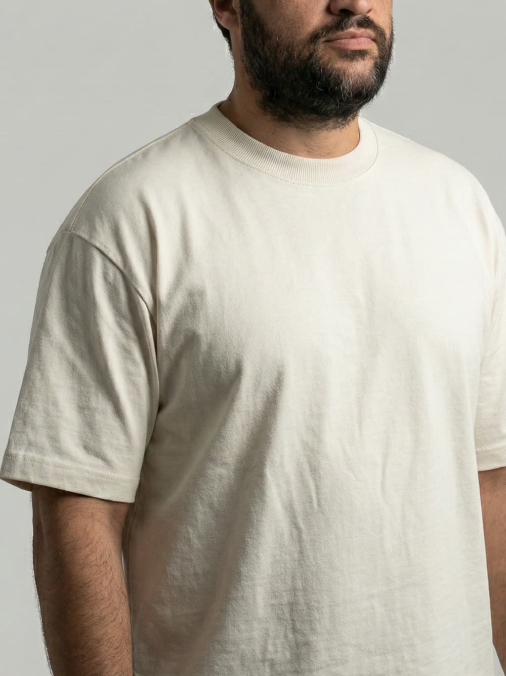 Homem usando camiseta oversized off-white Hooke